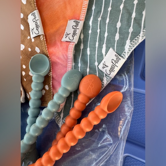 Baby accessories, Ryan&Rose cutie tensil spoon, frozen teether, copper&pearl bib - Picture 7 of 12